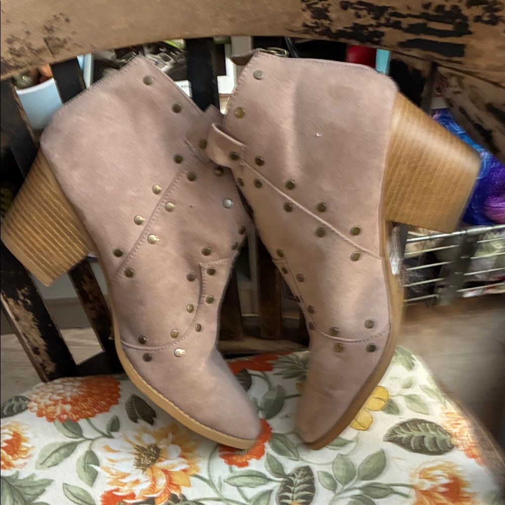 Qupid Taupe Ankle Cowgirl Boho Booties with Accents 3” heels Back Zipper Worn 1x